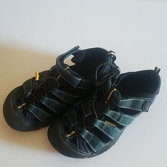 youth sandals